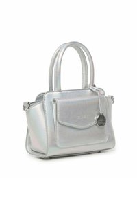 Borsa in argento metallico con due manici, una tasca frontale, una tracolla removibile e un accento circolare in argento con logo. Texture liscia, forma strutturata.
