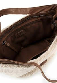Braune Leder- und cremefarbene Fleece-Handtasche mit Innenfutter, Reißverschlussfach, glattem Stofffutter und verstellbarem Riemen.