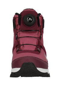 Mörkröd vandringskänga med en slät, strukturerad ovandel, förstärkt tåskydd, elastiska snören och en cirkulär ratt för justerbar passform.