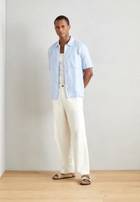 Marc O'Polo CAMP COLLAR SHORT SLEEVES ONE RECTANGULAR CHEST POCKET SLITS AT SIDE SEAMS - Ing - multi  homestead blue