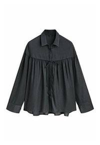 Donkergrijs overhemd met kraag, lange mouwen en een geraffineerde taille. Bevat een strikdetail aan de voorkant en heeft een gladde textuur.