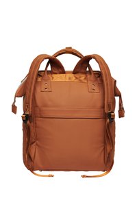 Mochila marrón hecha de material suave, con correas de hombro acolchadas, un asa superior y una textura acolchada en los laterales.