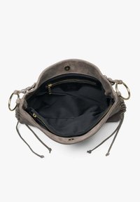 Grijze suède handtas met een groot, open binnenvak; beschikt over een zwarte voering en een ritsvak; accenten in goudkleurig hardware.