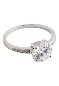 Silberner Ring mit einem großen, rund geschliffenen mittleren Edelstein und kleineren Edelsteinen, die entlang des Rings eingelassen sind.