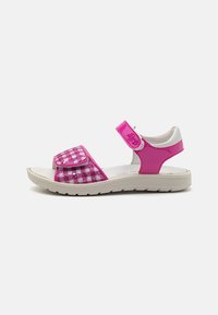 Rosa sandaler med ett glittrande rutmönster, justerbara remmar och en vit bas. Har en texturerad sula för bättre grepp.