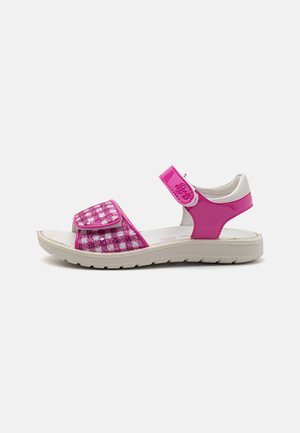 Sandalias rosas con un patrón de cuadros brillante, correas ajustables y una base blanca. Presenta una suela texturizada para mayor agarre.