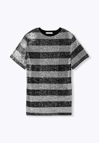 T-shirt à manches courtes avec des rayures horizontales en sequins noirs et argentés et un col rond côtelé noir.