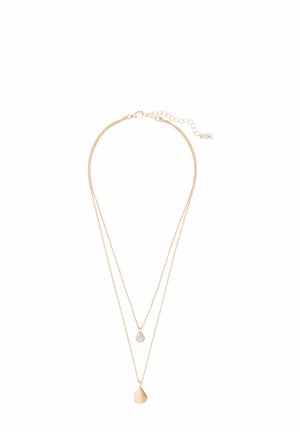 Collier doré à plusieurs couches avec deux chaînes. L'une a un pendentif en forme de goutte lisse ; l'autre a un petit pendentif en forme de goutte texturée.