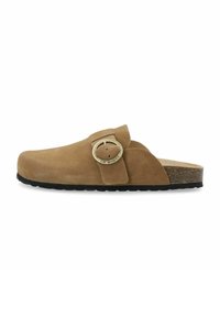 Braune Wildleder-Clogs mit einer abgerundeten Spitze, seitlichem Riemen und runder Schnallenverzierung; Texturierter Korkfußbett und schwarze Gummisohle.