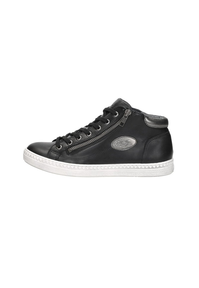 Zwarte leren high-top sneaker met een witte rubberen zool, voorzien van een zijrits, ronde veters en een decoratieve grijze logo patch.
