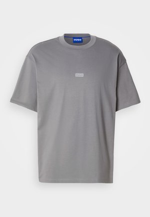 Camiseta gris de manga corta hecha de un tejido suave, con escote redondo y un sutil logo "HUGO" en blanco en la parte frontal.