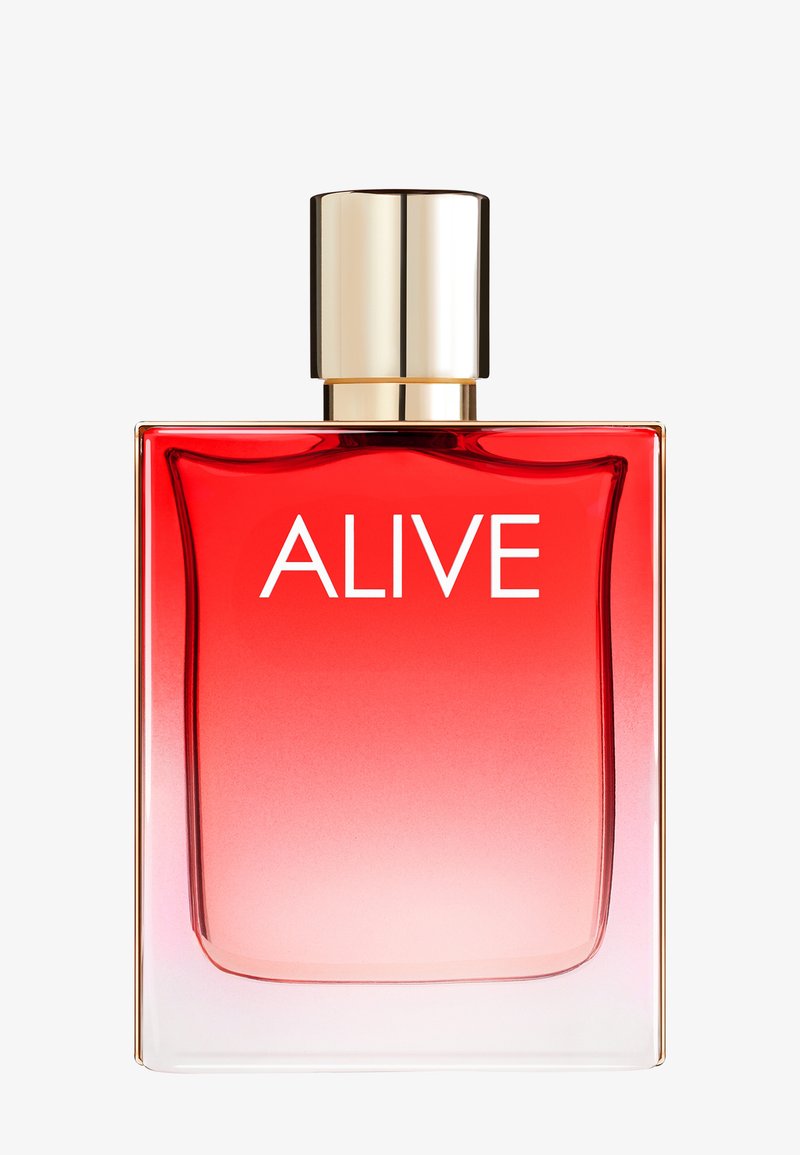 Bottiglia di profumo rettangolare con gradiente rosso, tappo dorato e la parola "ALIVE" in lettere maiuscole bianche sul davanti.