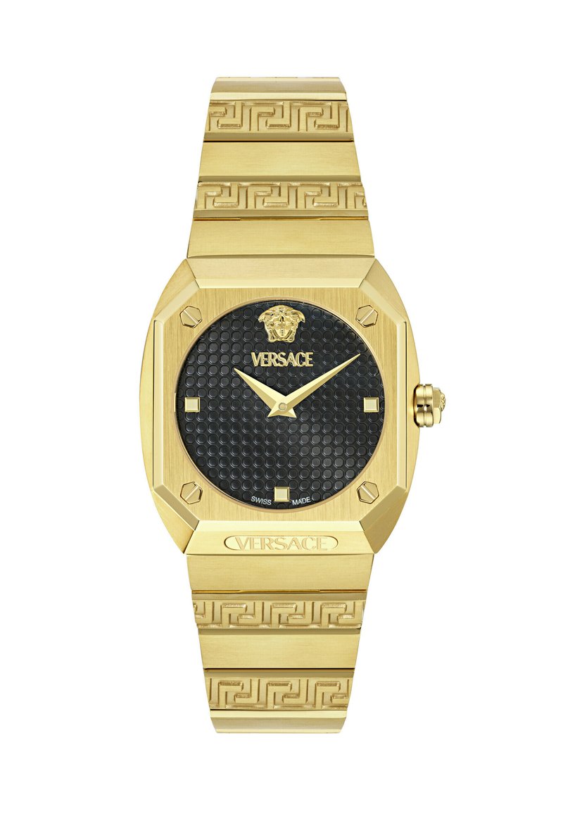 Zlatý oktogonálny hodinky s čiernym texturovaným ciferníkom, majú grécky kľúčový vzor na náramku a logo Versace na vrchu.