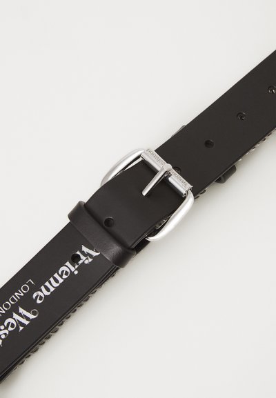 Schwarzer Ledergürtel mit einer silbernen Metallschnalle mit Logodetail. Der Gürtel verfügt über Durchlochungen zur Größenanpassung und hat eine glatte Textur.