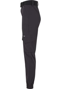 Fekete, szűkített szabású cargo nadrág elasztikus mandzsettával, elülső cipzáras zsebbel, oldalsó fedeles zsebbel és fekete övvel a deréknál, oldalnézetből.