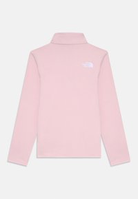 Ροζ φλις ζακέτα με ψηλό λαιμό, μακριά μανίκια και ένα μικρό λευκό λογότυπο στην αριστερή πλευρά. Μαλακή υφή, casual σχέδιο.