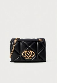 Fekete steppelt műbőr kézitáska arany színű láncpánttal és hangsúlyos arany logó díszítéssel az elején. Téglalap alakú, sima textúrájú.