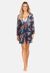 Przezroczysty kimono w kolorze granatowym z wzorem liści w odcieniach różu i niebieskiego. Posiada długie rękawy i głęboki dekolt w kształcie litery V, z otwartym przodem.