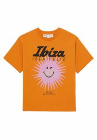 Oranžinis medvilninis marškinėliai su dideliu rožiniu ir juodu šypsenos saulės grafiku, su užrašu "Ibiza ISLA FELIZ" ryškiomis juodomis raidėmis.