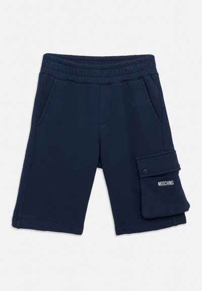 Shorts bleu marine avec ceinture élastique, poches latérales et une grande poche à rabat sur la jambe droite avec logo Moschino blanc.