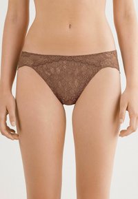 Lace bikini i brunt som har blommönster, en delvis genomskinlig textur och en hipster-cut med mjuka elastiska kanter för komfort.