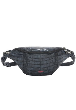 Zwarte faux leren heuptas met een krokodillenstructuur, een hoofdcompartiment met ritssluiting, een verstelbare schouderband en een klein rood logo aan de voorkant.