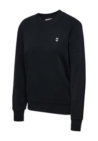 Zwarte lange mouwen crewneck trui met geribbelde manchetten en zoom, met een klein wit dubbel-chevron-logo op de linkerborst.