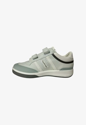 Zapatilla casual blanca y gris con dos correas de velcro, cuello acolchado y el nombre de la marca "Szpilman" en el lateral.