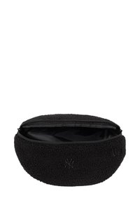 Borsa cosmetica in pile nero con forma arrotondata, chiusura a zip e logo in rilievo sul davanti. Texture morbida con fodera interna liscia.