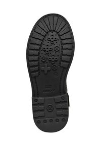 Suela de zapato de goma negra con un diseño texturizado que presenta diversas formas, incluidas cruces y círculos, y una etiqueta de logo cerca del talón.