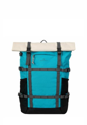 Sac à dos à rabat roulé bleu et beige avec base noire, bretelles grises, poches latérales et poche avant zippée étiquetée "Doughnut."