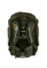 Mochila verde con patrones naranjas y negros, correas ajustables, respaldo acolchado y bolsillos laterales dobles para almacenamiento.