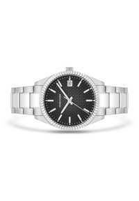 Montre en métal argenté avec un cadran noir à motifs, affichage de la date à 3 heures et aiguilles argentées. La lunette présente un design cannelé.