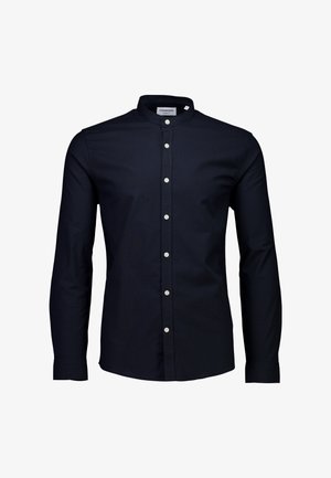 Granatowa koszula z długim rękawem, z stojącym kołnierzem, zapinana z przodu na białe guziki, wykonana z gładkiego, teksturowanego materiału.