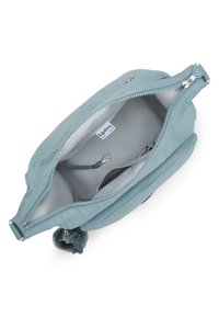 Borsa in suede blu chiaro con chiusura a zip, caratterizzata da un esterno morbido e testurizzato e un accento di pom-pom soffice. Fodera interna in grigio chiaro.