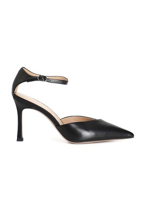 Scarpa con tacco alto in pelle nera, punta appuntita, cinturino alla caviglia e design elegante. Presenta un tacco slanciato e una superficie liscia e lucida.