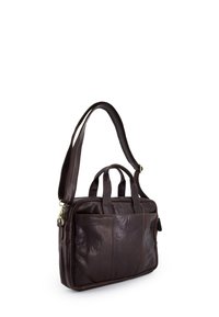 Brun læder aktetaske med dobbelte top håndtag og en aftagelig skulderrem. Har glat tekstur og lynlåslommer.