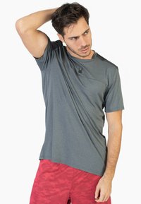 Spyder - SPYDER MEN SHORT SLEEVE T-SHIRT - Camiseta estampada - dark grey Imagen en miniatura 1