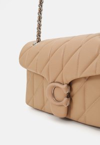 COACH QUILTED COVERED TABBY SHOULDER BAG - Mala a tiracolo - buff
