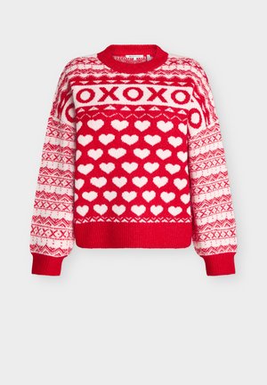 Crvena pletena pulover s bijelim uzorcima srca, natpisom "XOXO", okruglim izrezom i rebrastim manžetama i rubom. Mekana tekstura i svečani dizajn.