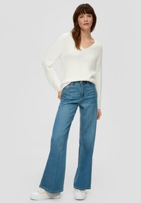 s.Oliver MIT V-AUSSCHNITT - Strickpullover - ecru