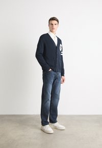 GANT VARSITY CARDIGAN - Cardigan - evening blue