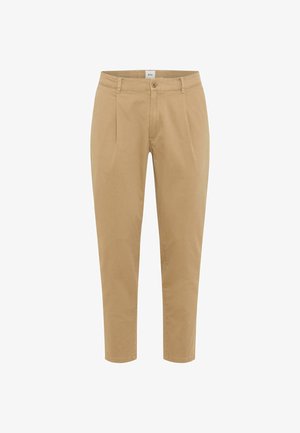Beige Baumwollhose mit geradem Schnitt, ausgestattet mit modischen Falten vorne, einem Reißverschluss und einem einzelnen Knopfverschluss, glatte Textur.