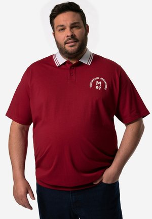 Rød polo skjorte med krave og kontrasterende hvide striber, logo på venstre side, korte ærmer og blød tekstur.