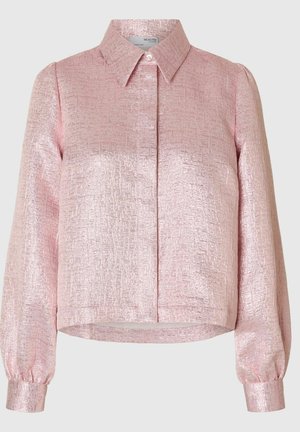 Svetlo roza, teksturirana bluzica z gumbnim ovratnikom, dolgimi nabranimi rokavi in skrajšanim dizajnom, izdelana iz sijočega materiala.