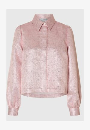 Vaaleanpunainen, tekstuurilla varustettu paita, jossa on napitettava kaulus, pitkät puffi-hihat ja lyhyt malli, valmistettu kiiltävästä kankaasta.