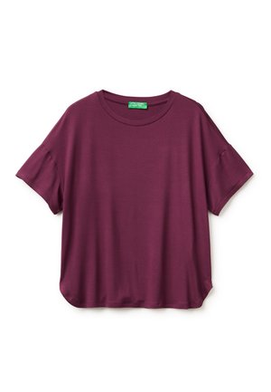 Burgundowa koszulka z krótkim rękawem wykonana z miękkiego materiału, z okrągłym dekoltem i luźnym krojem oraz lekko zaokrąglonym dołem.