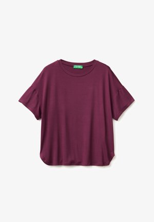 Burgundowa koszulka z krótkim rękawem wykonana z miękkiego materiału, z okrągłym dekoltem i luźnym krojem oraz lekko zaokrąglonym dołem.