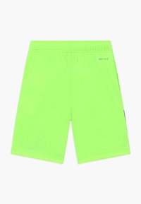 Neon gröna Dri-FIT-shorts med elastiskt midjeband, slät yta och svarta detaljer på sidorna, designade för att transportera bort fukt.