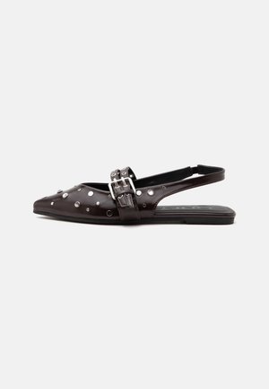 Sort spids slingback flad med sølvnitter og dobbelt spænde detalje på hvid baggrund.